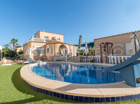 Resale - Villa - Torrevieja - La Siesta - El Salado -  Torreta