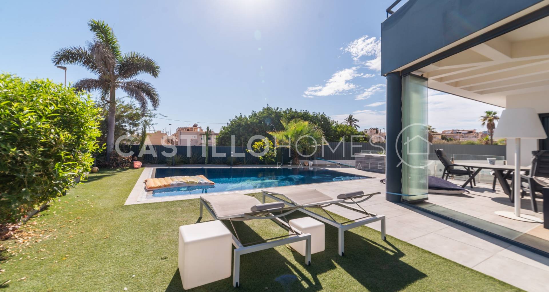 Resale - Villa - Torrevieja - Urb. Rosaleda