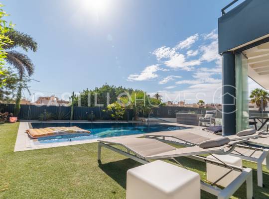 Resale - Villa - Torrevieja - Urb. Rosaleda