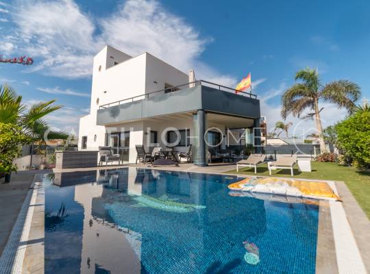 Resale - Villa - Torrevieja - Urb. Rosaleda