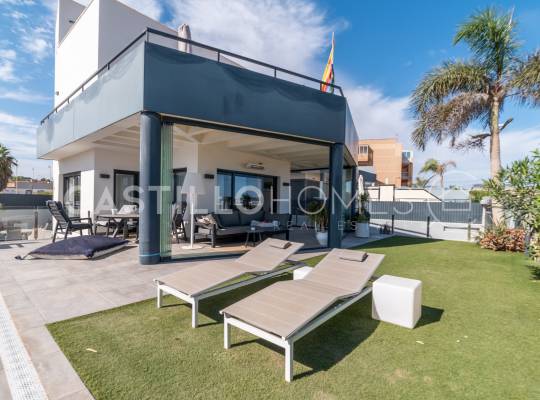 Resale - Villa - Torrevieja - Urb. Rosaleda