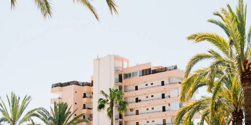 Hotell mot Airbnb: En Turists Guide till Boendeval i Spanien
